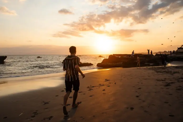 Jonathan beim malerischen Sonnenuntergang in Canggu, einem beliebten Reiseziel auf einer Bali Route.
