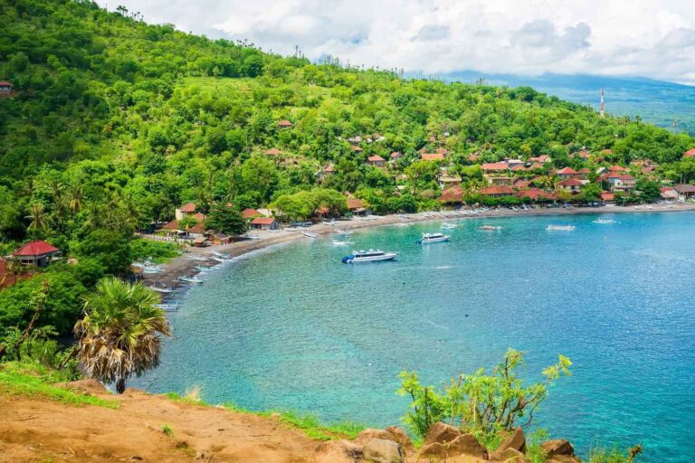 Die Bucht von Amed im authentischen Norden von Bali, einer echten Empfehlung auf der Bali Route abseits der touristischen Hotspots.