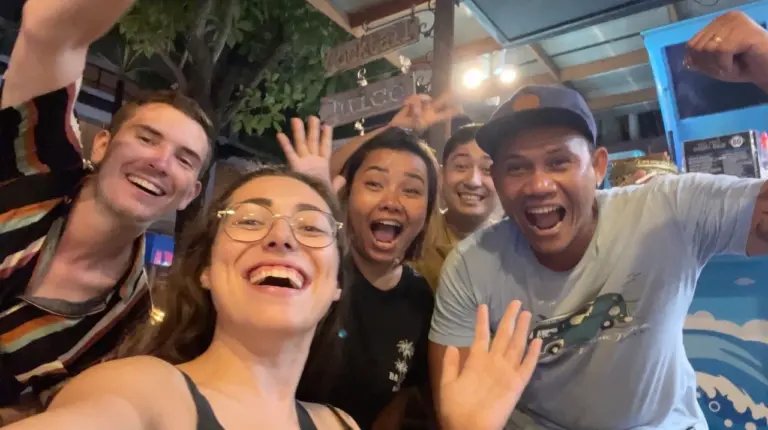 Wir mit drei lokalen Freunden, die wir auf Bali gemacht haben, die freundlichsten Leute in ganz Süd-Ost-Asien.
