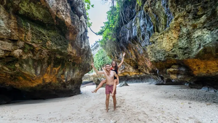 Clara und Jonathan erkunden atemberaubende, Klippen an einem abgelegenen Strand auf Bali, ein echter Geheimtipp auf der Reiseroute.