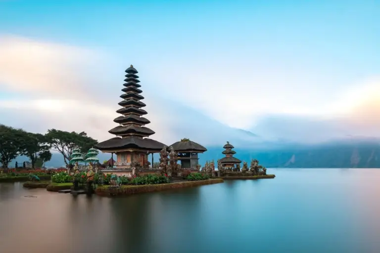Der Ulun Danu Beratan-Tempel  am Beratan-See auf Bali ist eines der größten Highlights auf einer Bali Backpacking Reise.