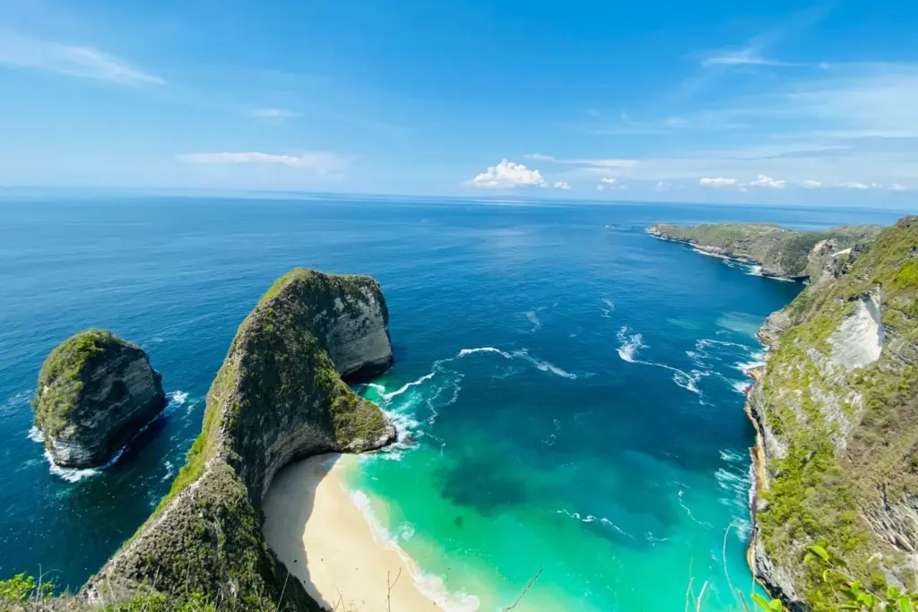 Eine Aufnahme vom Kelingking Beach, einem der schönsten Strände und Motive auf der Bali Route.
