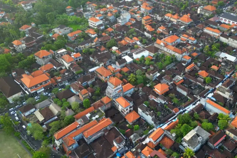Entdecken Sie Balis Charme von oben: leuchtend rote Dächer, üppiges Grün – ein Paradies für Rucksacktouristen!.