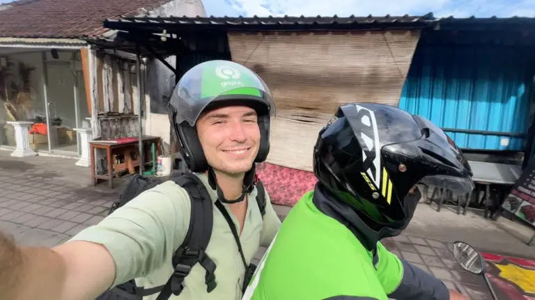 Selfie mit einem Grab Fahrer, der besten Möglichkeit für den Transport auf Bali um schnell von A nach B zu kommen.