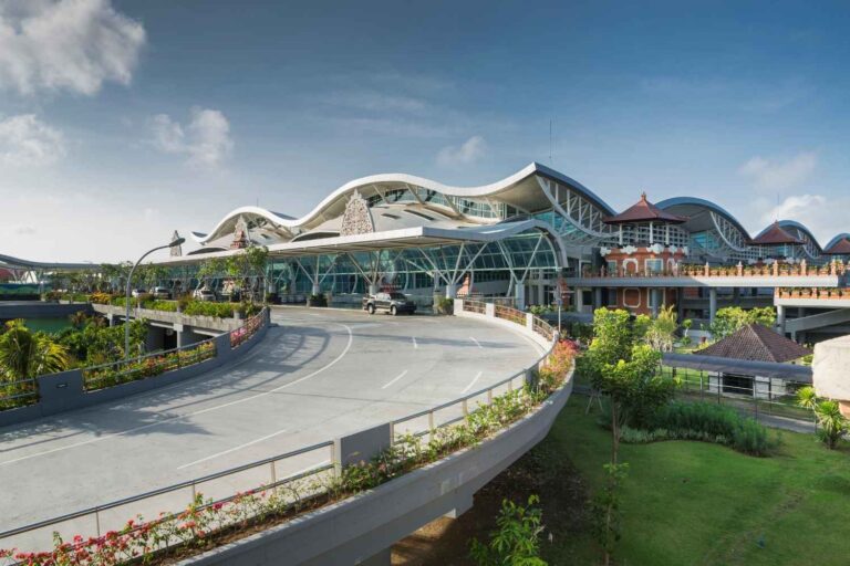 Elegantes und modernes Flughafenterminal mit gewelltem Dach und Glasfassade, ideal für den Beginn Ihrer Bali-Reise.