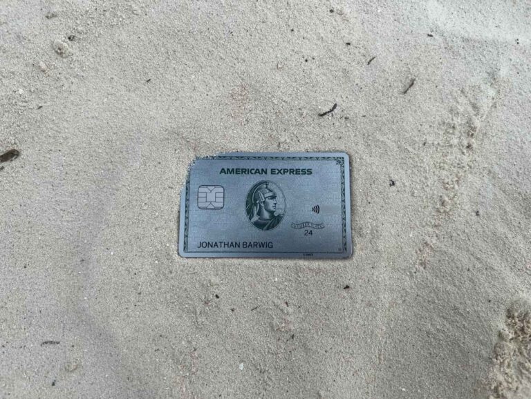 Die American Express Platinum liegt im Sand am Strand als beste Kreditkarte für Meilen Sammeln und Vielflieger.