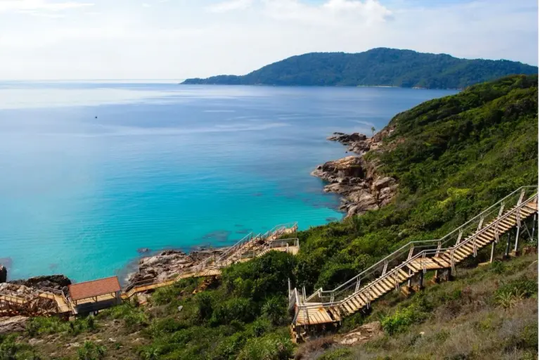 Blick vom Viewpoint aus auf die Insel Perhantian und das wunderschöne Türkise Meer – eines der schönsten Reiseziele des Landes.