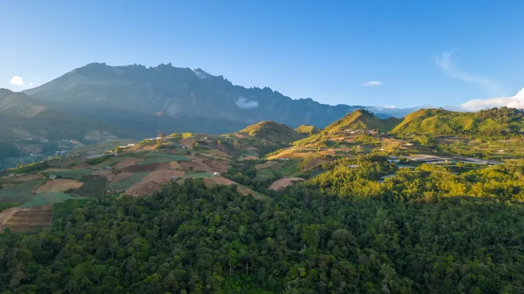 Vietpoint auf die Berge rund um den Mount Kinabalu auf Borneo, einem der spannendsten Reiseziele auf einer Malaysia Reiseroute.