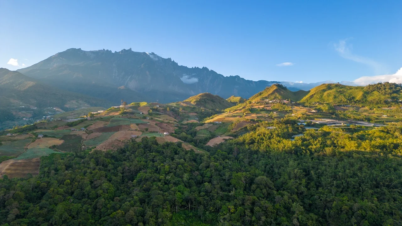 Blick auf die Berge rund um den Mount Kinabalu in Sabah