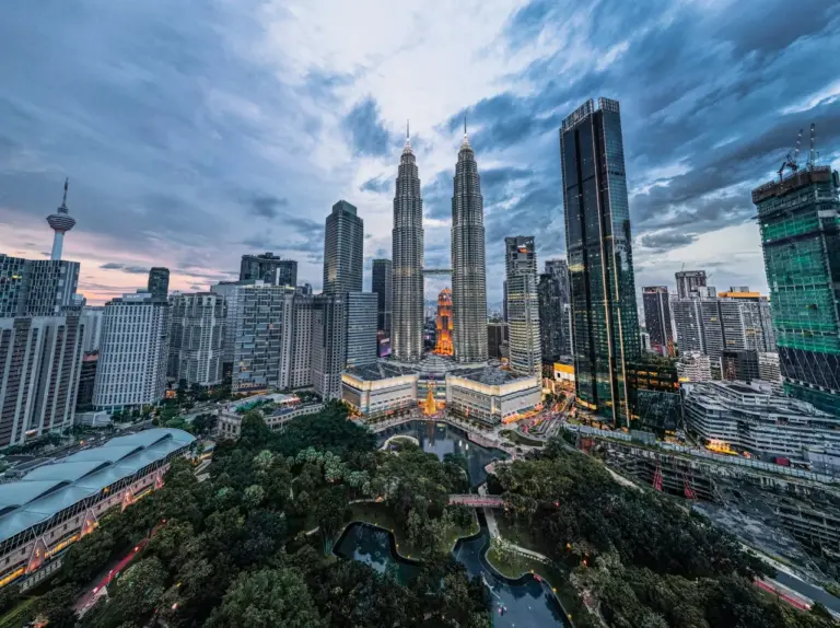 Drohnenaufnahme der Skyline von Kuala Lumpur mit den berühmten Patronas Towern während einer Malaysia Rundreise.