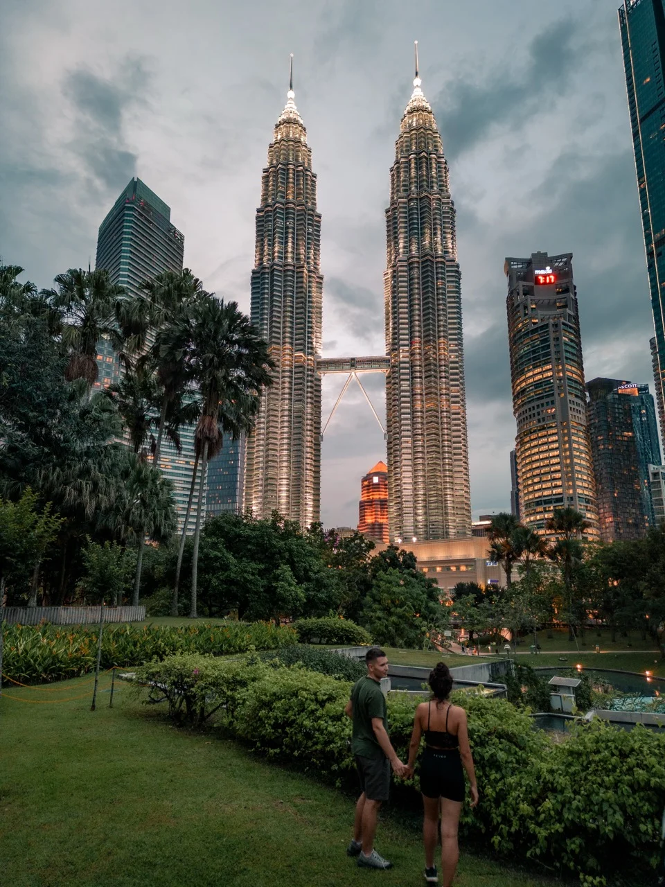 Clara und Jonathan im KLCC Park vor den Petronas Towers