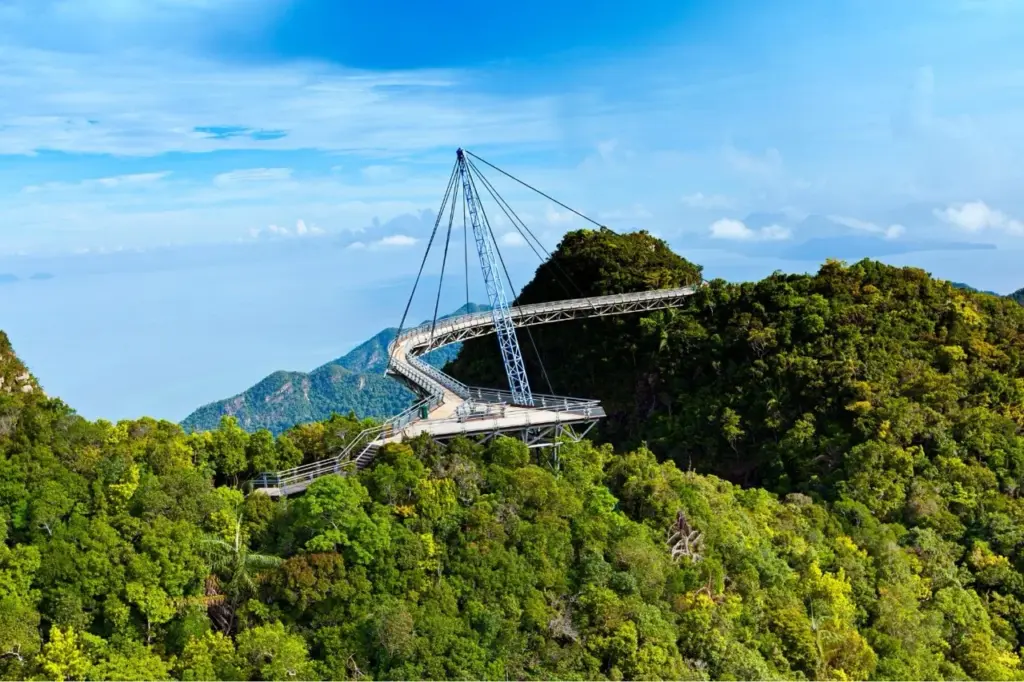 Die Skybridge auf der Insel Langkawi steht mitten im Dschungel auf einem hohen Berg, eines der Highlights auf der Insel und der Malaysia Rundreise.