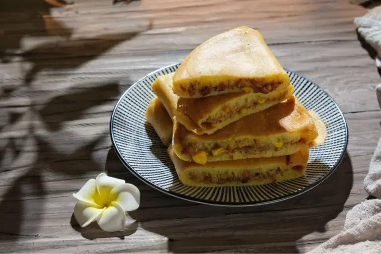 Mini-Waffelsandwiches auf einem Tisch verkörpern den Charme des Streetfoods im malaysischen Borneo.