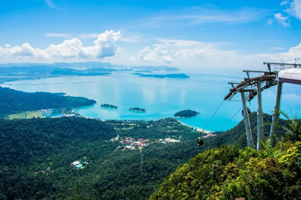 Der Blick von der Langkawi Skylab mit blauem Meer und einigen Buchten auf der Insel Langkawi beim Malaysia Backpacking.