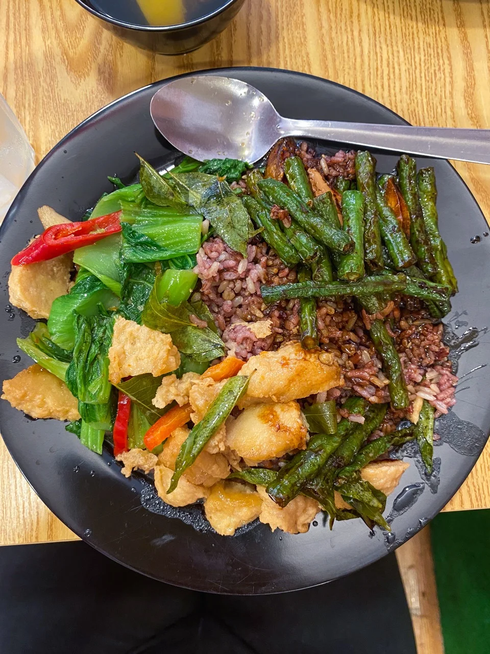 Frisch gebratenes Wok-Gericht mit Gemüse an einem Streetfood-Stand
