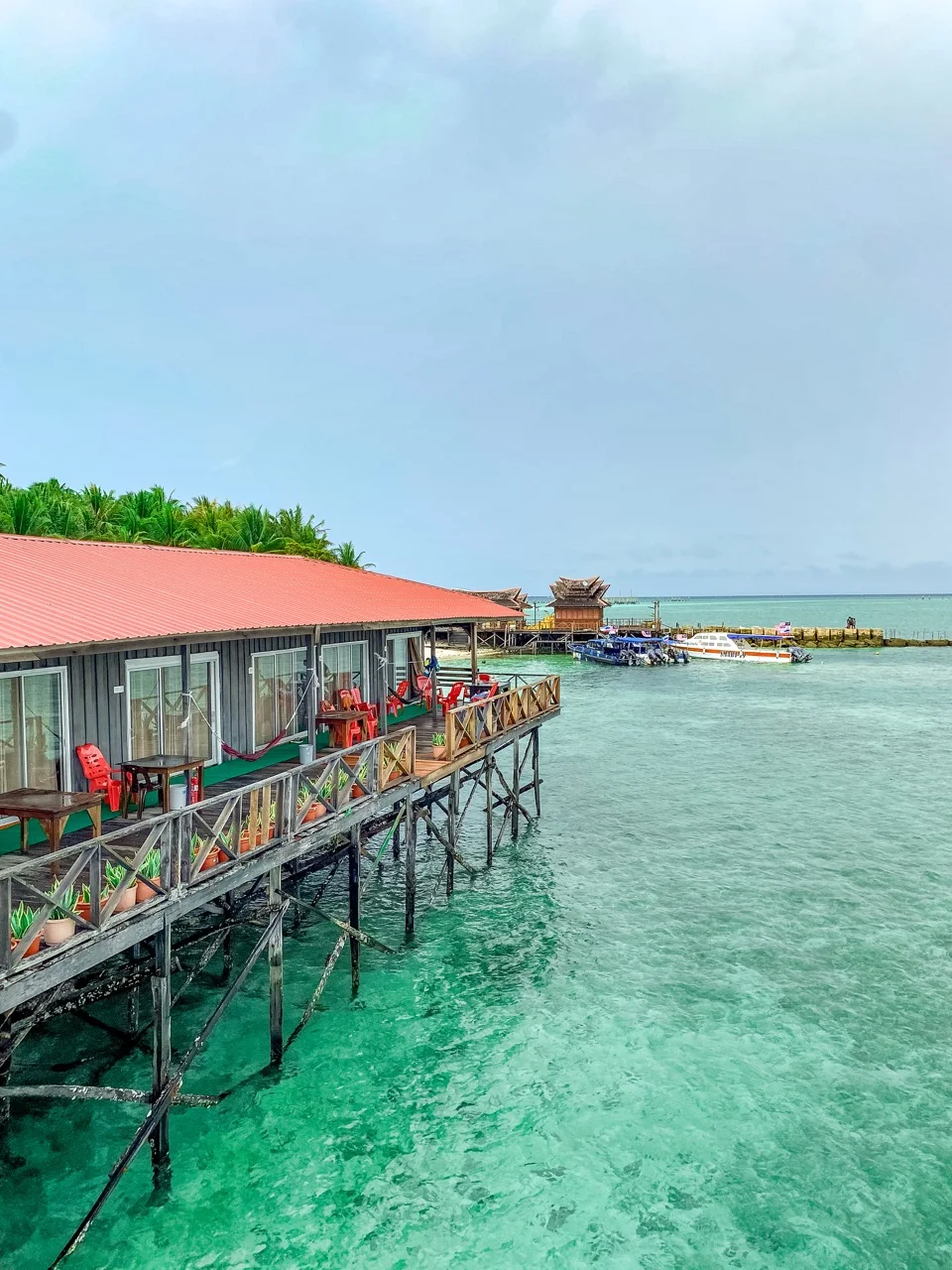 Tauchresort auf Stelzen über dem Wasser bei Mabul