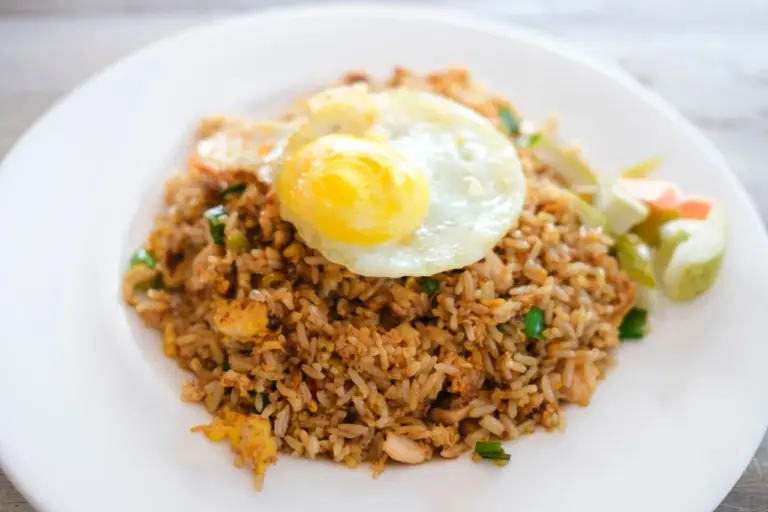 Leckeres Nasi Goreng mit einem Ei, das beliebteste Streetfood in Malaysia und ein Must Do als Urlauber!