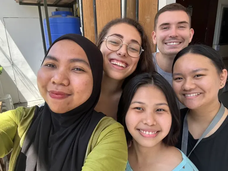 Wir mit unseren Freunden in Kota Kinabalu, Borneo nach einem Tag beim Volunteering in Malaysia.