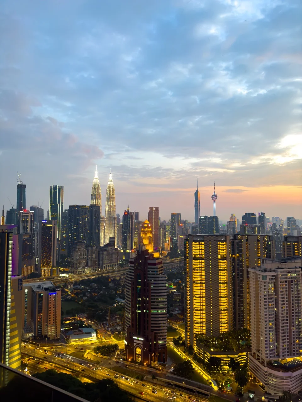 Die beleuchtete Skyline von Kuala Lumpur nach Sonnenuntergang