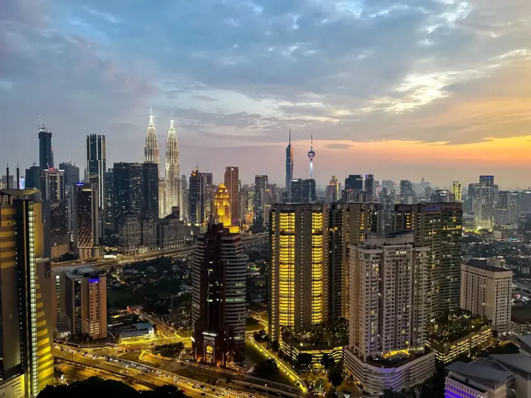 Die atemberaubende Skyline von Kuala Lumpur fotografiert von einer Dachterrasse mit Infinity Pool während der Malaysia Backpacking Reise.