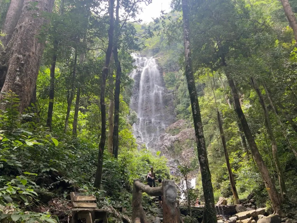 Der berühmteste Wasserfall auf der Insel Langkawi mitten im Dschungel mit einigen Malaysia Backpacking Urlaubern.