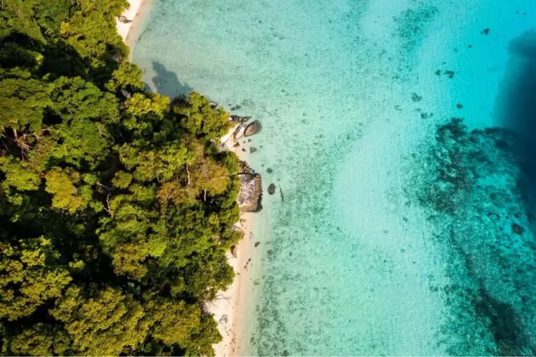 Eine Drohnenaufnahme eines Türkisen wunderschönen Strandes auf der Insel Pulau Perhentian im Osten von Malaysia.
