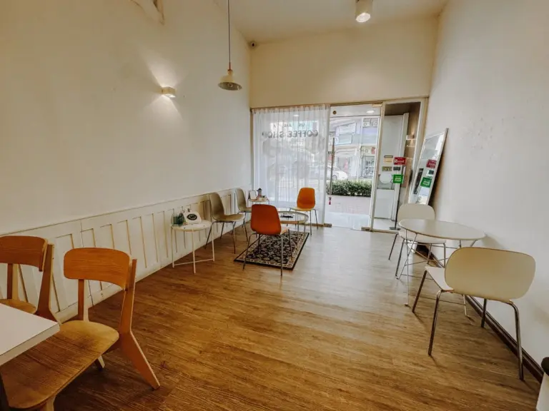 Interieur Aufnahme von einem modernen, westlichen Café in einer kleinen Stadt auf der Insel Borneo in Malaysia.