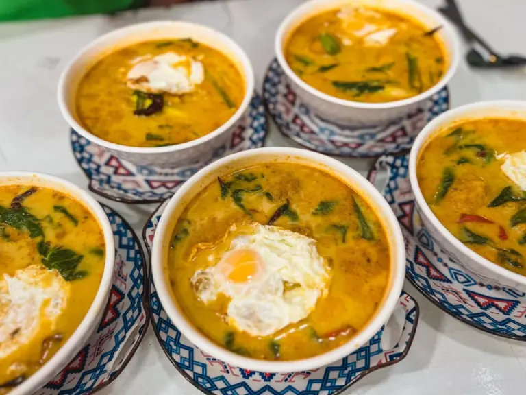 Frisch gekochte Laksa Suppe in einem lokalen Restaurant in Kota Kinabalu, Borneo auf unserer Malaysia Rundreise.