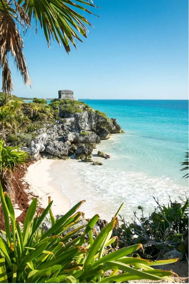 Sonniges Strandparadies mit azurblauem Wasser, schroffen Klippen und üppigem Grün – ideal für Abenteuer im Reiseziel 2025.