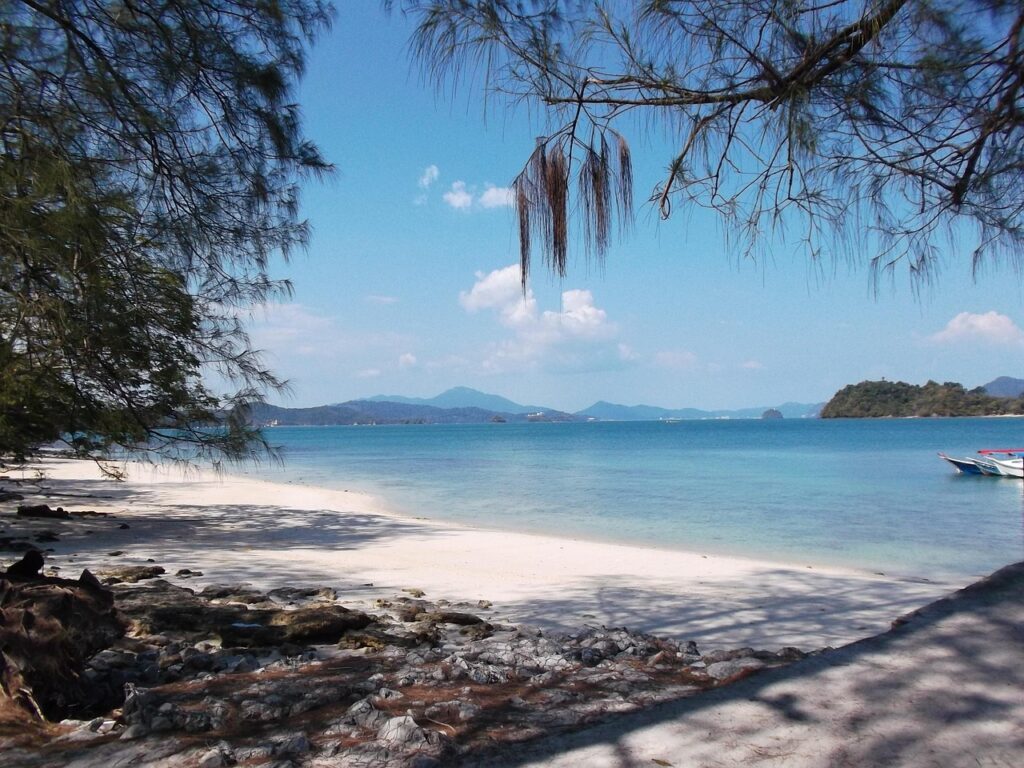 Ein ruhiger und abgelegner Strand im Norden der Insel Langkawi, ein perfekter Stopp beim Malaysia Backpacking mit viel Natur und Ruhe.