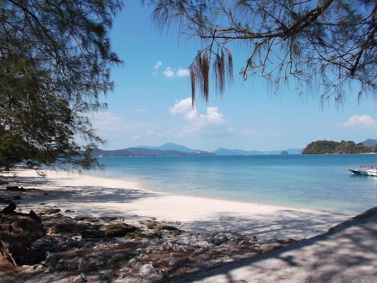 Der feine Sand von Tanjung Rhu im Norden von Langkawi
