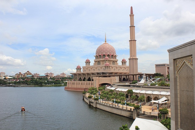 Die berühmte Moschee von Putrayaja in Malaysia mit einem Fluss im Vordergrund. 