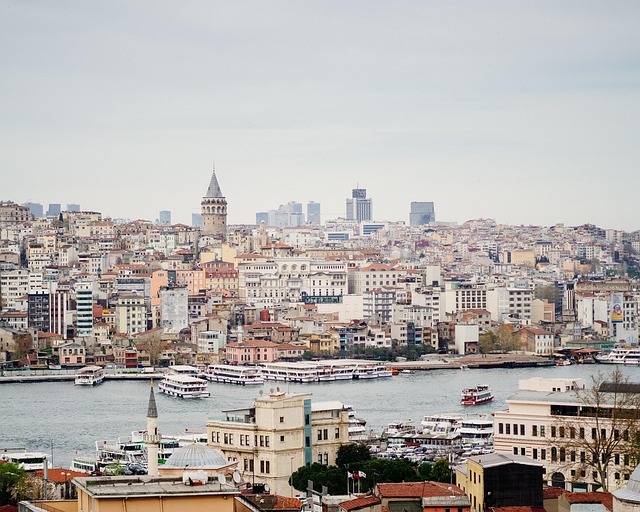 Entdecken Sie Istanbuls pulsierendes Stadtbild mit Galata-Turm und flotten Booten – Ihr Traumstopp im Urlaub 2025!.