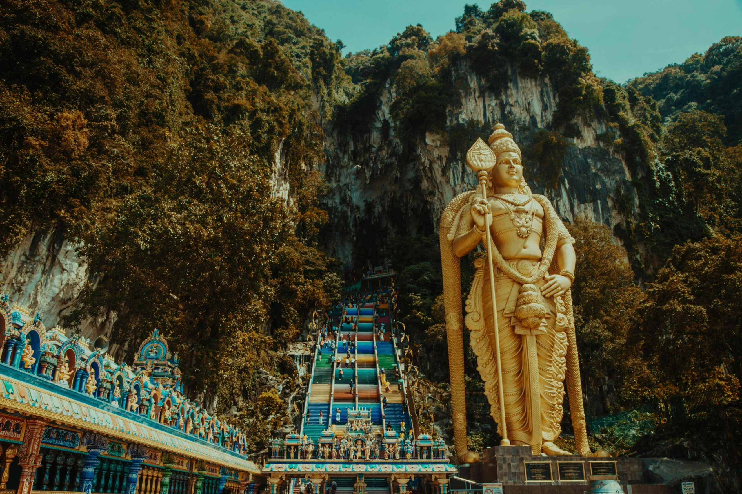 Die bunte Treppe und die Statue an den Batu Caves bei Kuala Lumpur