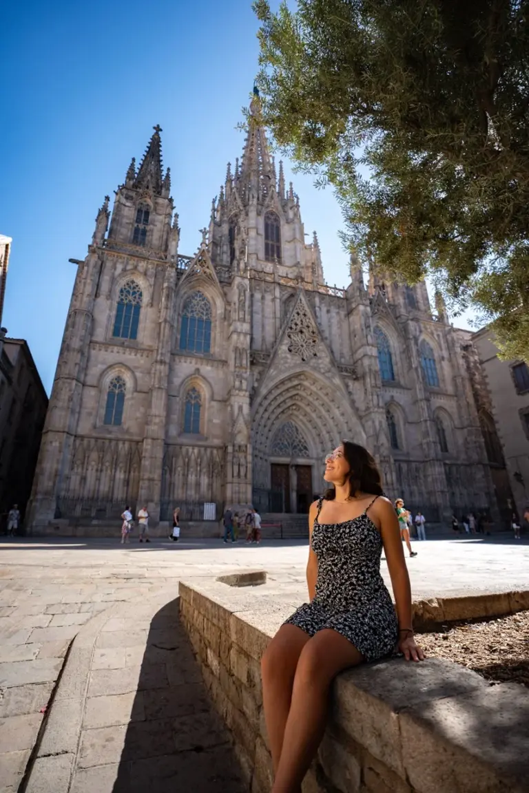 Clara entspannt sich im warmen Sonnenlicht an der majestätischen Fassade der gotischen Kathedrale und träumt von aufregenden Sommerabenteuern.