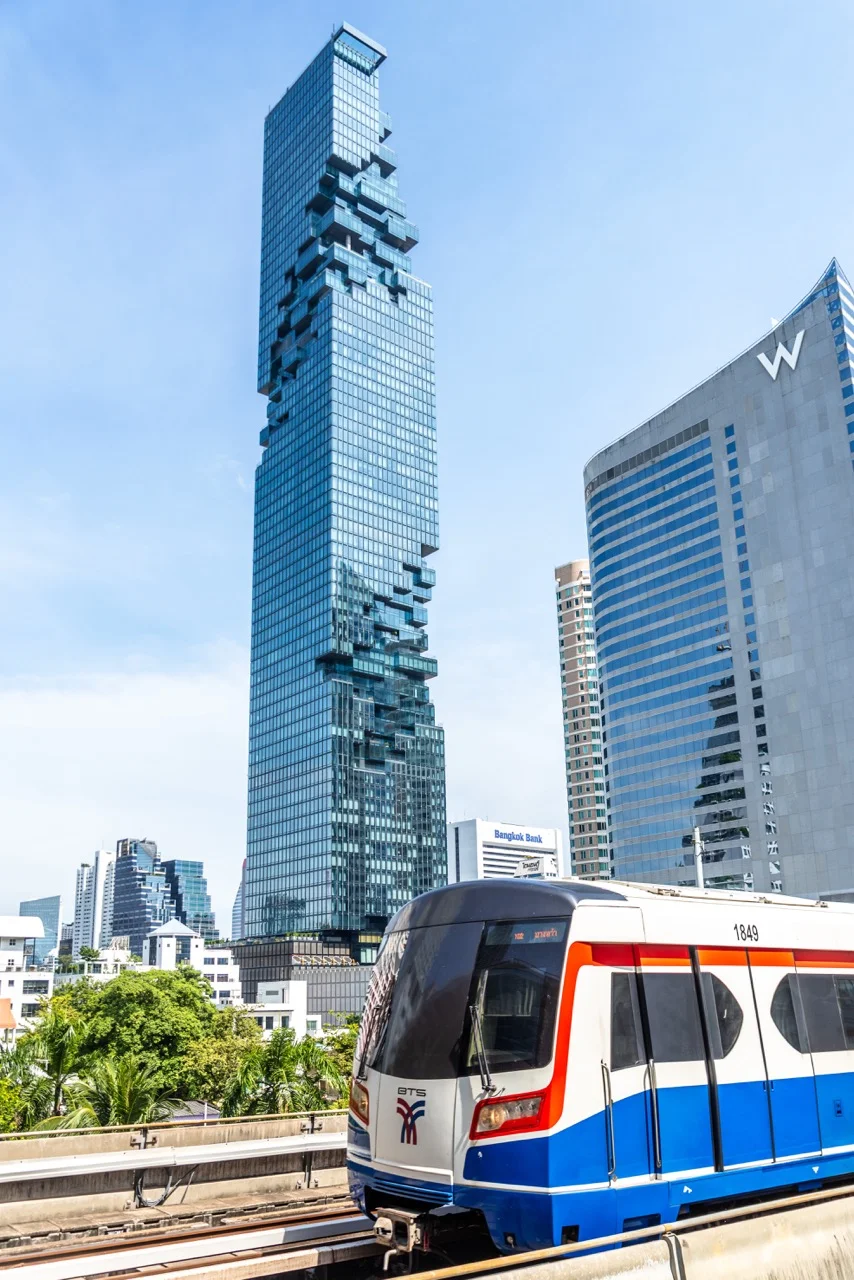 Moderne Hochhäuser und Stadtbahn im Sukhumvit-Viertel von Bangkok