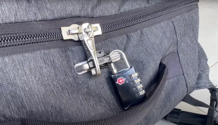 Zahlenschloss auf grauem Rucksack als Sicherheit auf Reisen, ein Reisetipps auf der Weltreise Packliste.
