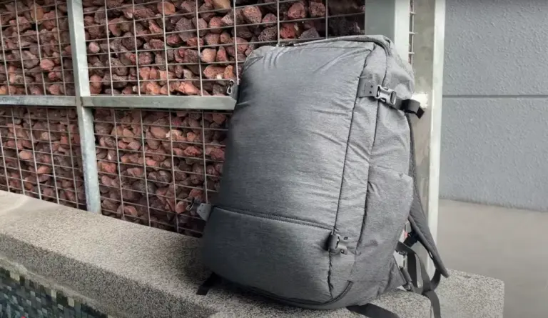 Ein Pacsafe Rucksack als unser Handgepäck auf Weltreise für Sicherheit.