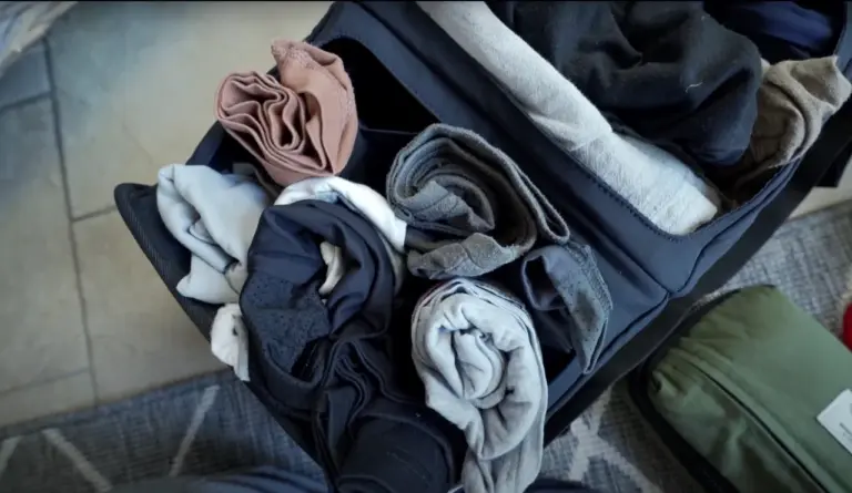 Eine Travel Wardrobe als Alternative für Packwürfel um die Weltreise Kleidung zu sortieren.