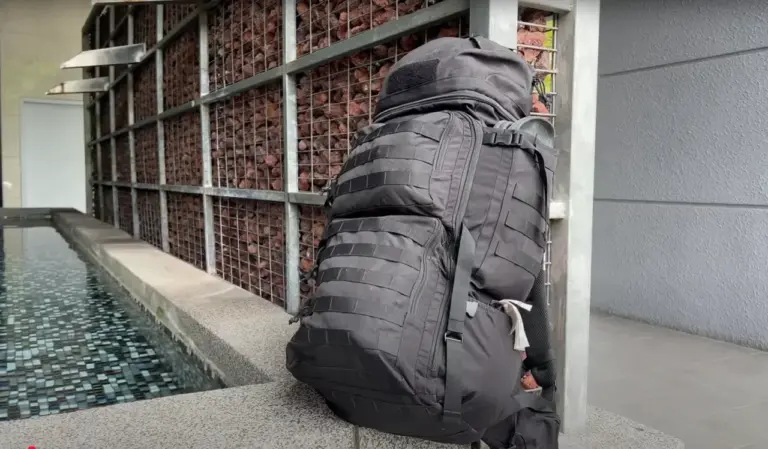 Ein schwarzer Rucksack für die Weltreise-Packliste mit vielen Fächern und Staumöglichkeiten.