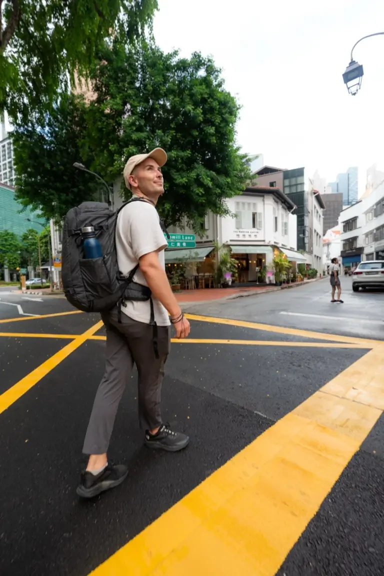 Jonathan mit seinem Weltreise-Rucksack in der Innenstadt von Singapur nur mit Handgepäck.