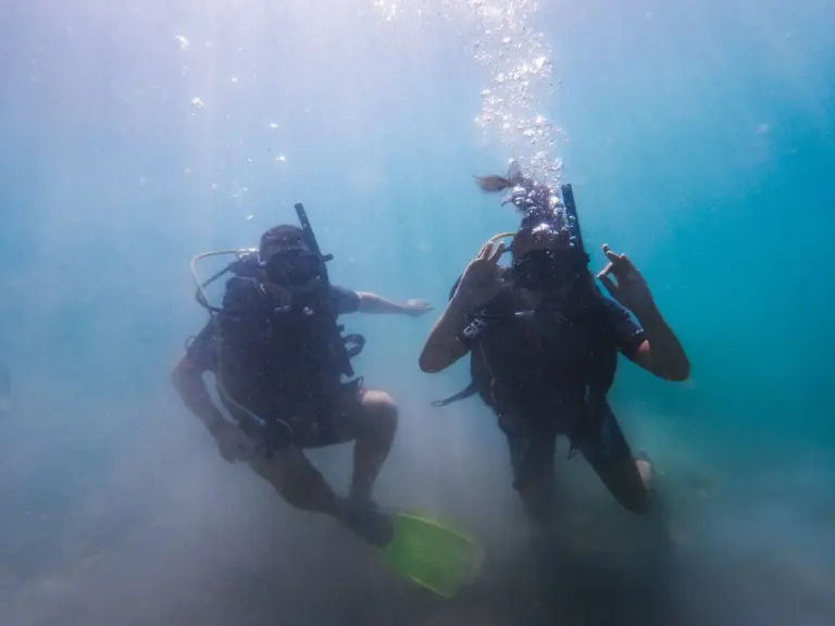 Clara und Jonathan auf einem Foto einer Actioncam auf Weltreise beim Tauchen.
