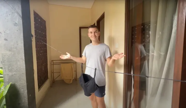Unser Weltreise-Gadget, eine Wäscheleine, die wir im Zimmer aufhängen können.