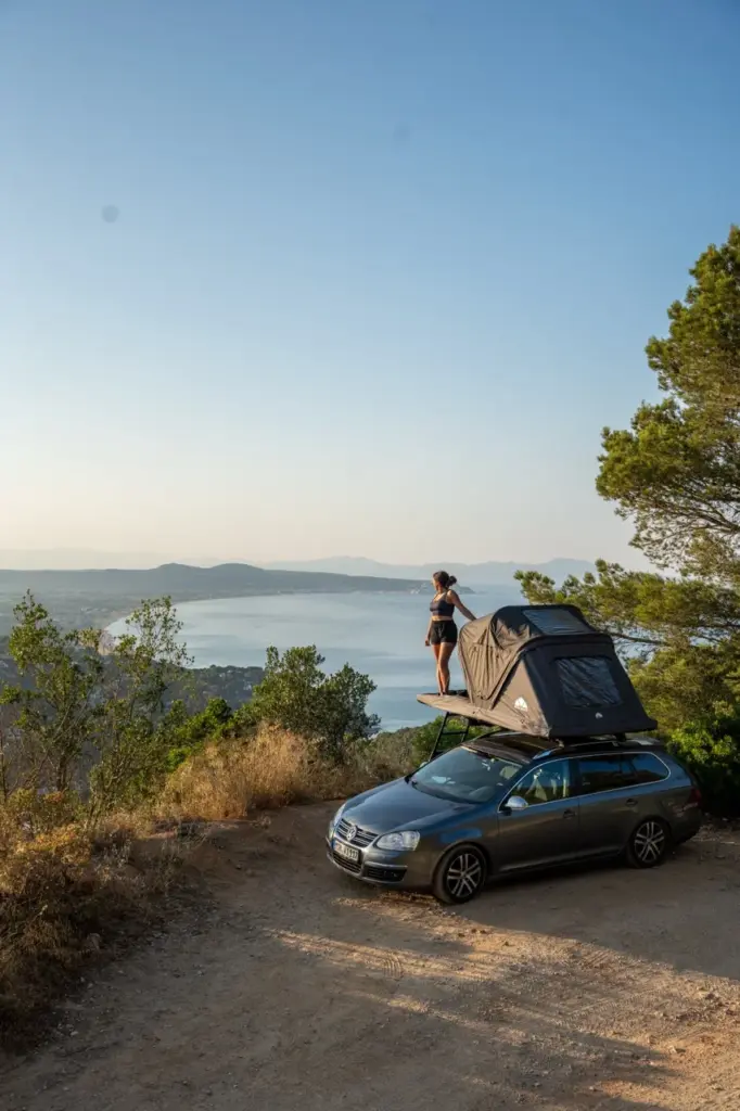 Clara steht auf dem Roof Space Dachzelt im Panorama Modus während unserem Dachzelt Test.