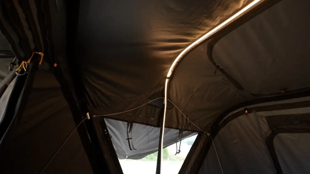 LED-Licht im Dachzelt von Boarding Away am Abend