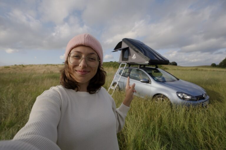 Clara mit Hartschalen-Dachzelt auf Auto