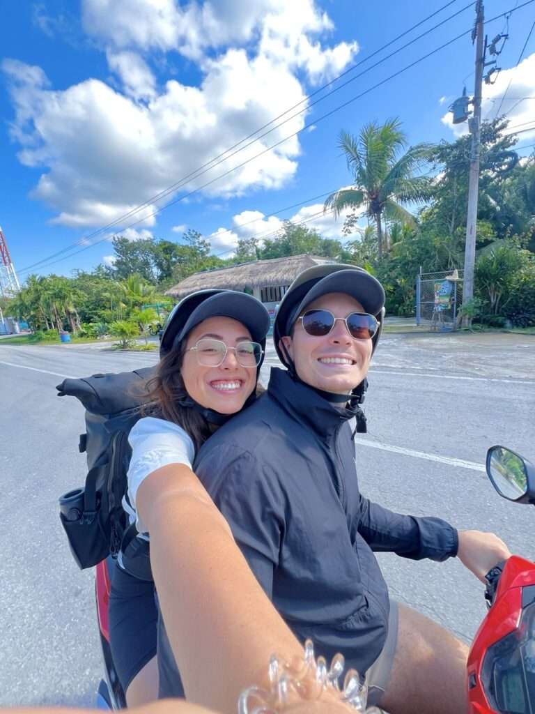 Clara und Jonathan erkunden auf ihrem Mexiko Roller die Insel Cozumel im Yucatan Urlaub.