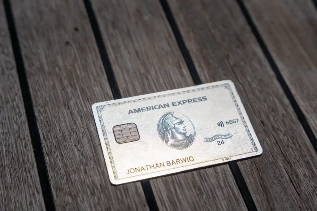 Die American Express Platinum Kreditkarte im Sonnenschein auf einem Segelboot.