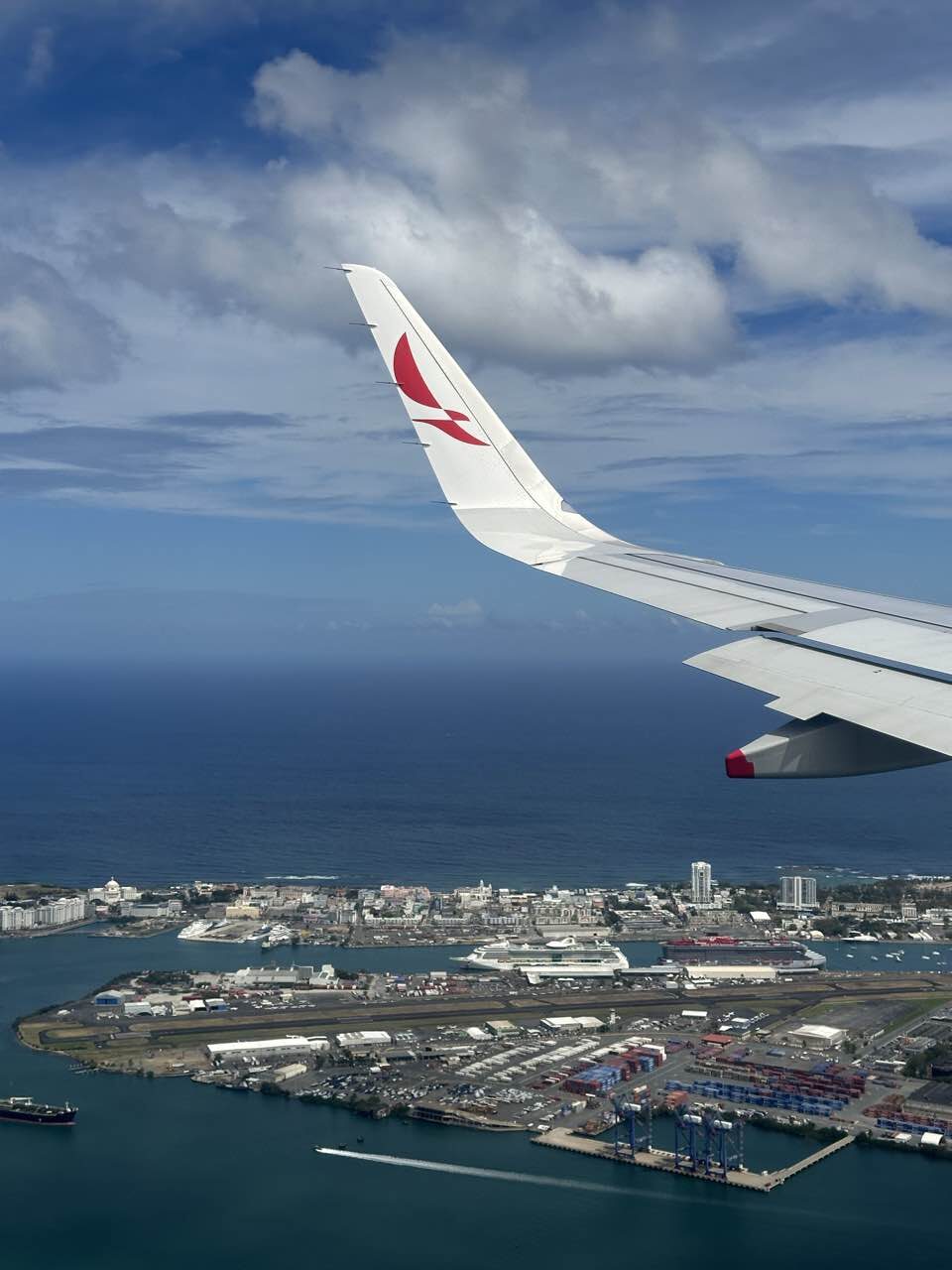 Landeanflug auf San Juan, Puerto Rico – Blick über Hafen und Altstadt aus dem Flugzeugfenster