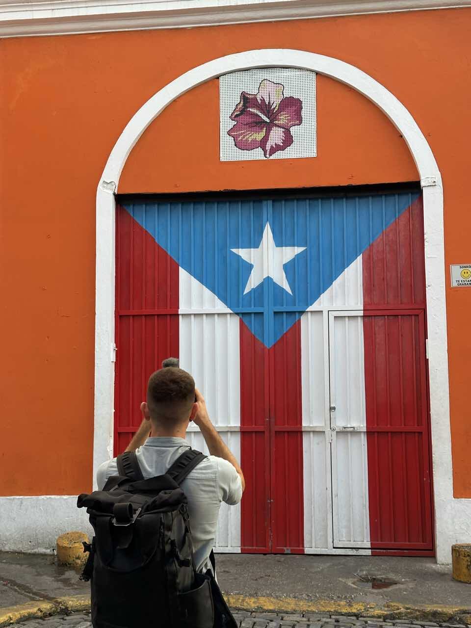 Vor der gemalten Puerto-Rico-Flagge in der Altstadt Old San Juan